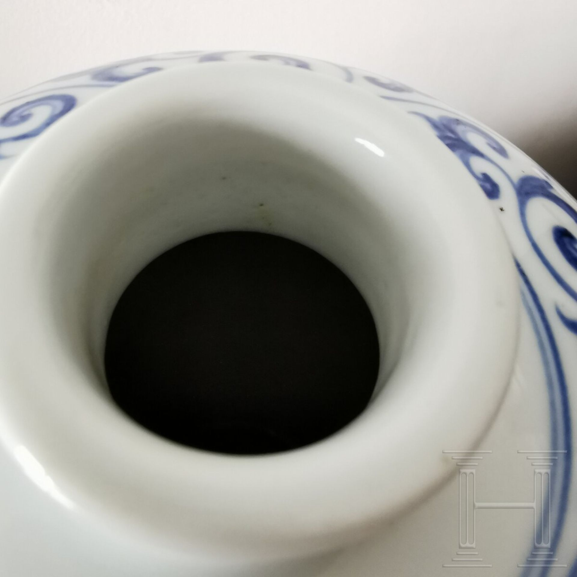 Blau-weiße Meiping-Vase im Ming-Stil, China, wahrscheinlich 19./20. Jhdt. - Bild 8 aus 16