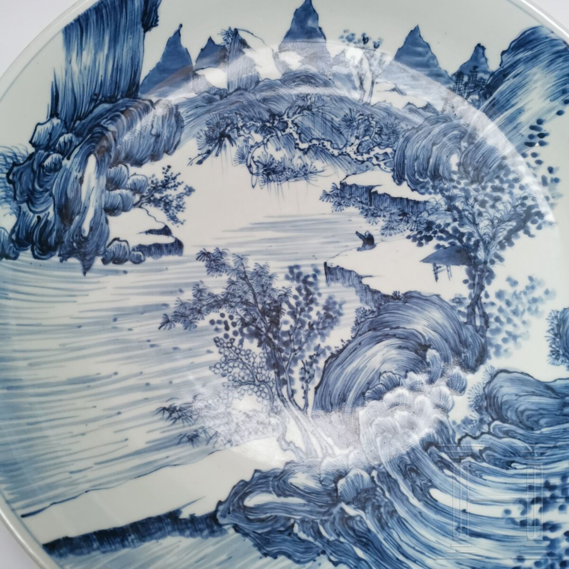 Große blau-weiße Schale mit Landschaftsszenerie, China, wohl Kangxi-Periode - Bild 6 aus 10