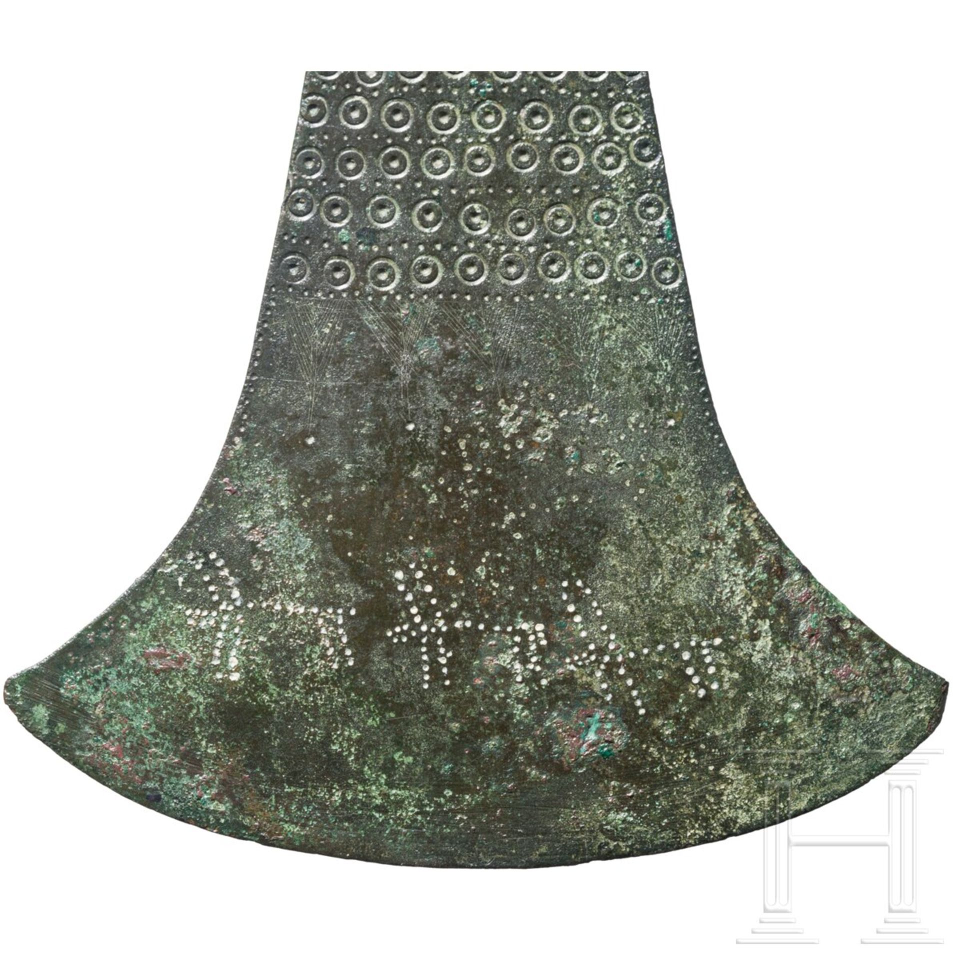 Bronzebeil für zeremonielle Zwecke, etruskisch, 2. Hälfte 8. - frühes 7. Jhdt. v. Chr. - Bild 5 aus 7