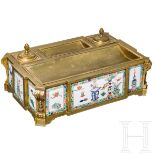 Ormolu-Schreibtischset mit chinesischen Porzellanplaketten, Frankreich, um 1800