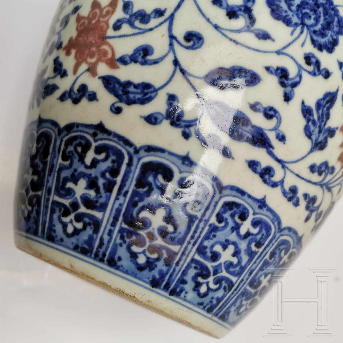 Große blau-weiße Vase mit kupferroten Lotusblüten, China, wohl Qianglong-Periode - Image 16 of 16