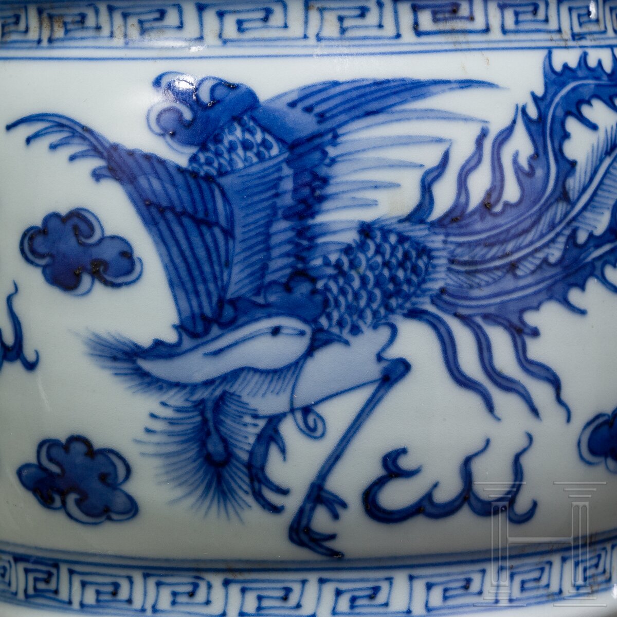 Große blau-weiße Gu-Vase mit Phönixen und Drachen, China, wohl Kangxi-Periode (Anfang 18. Jhdt.) - Image 3 of 9