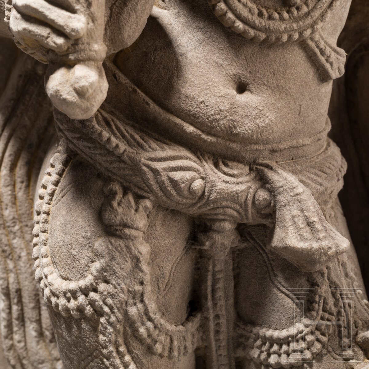 Sandsteinfigur einer weiblichen Gottheit (Dewi Sri?), Indien, wohl 18./19. Jhdt. - Image 4 of 4