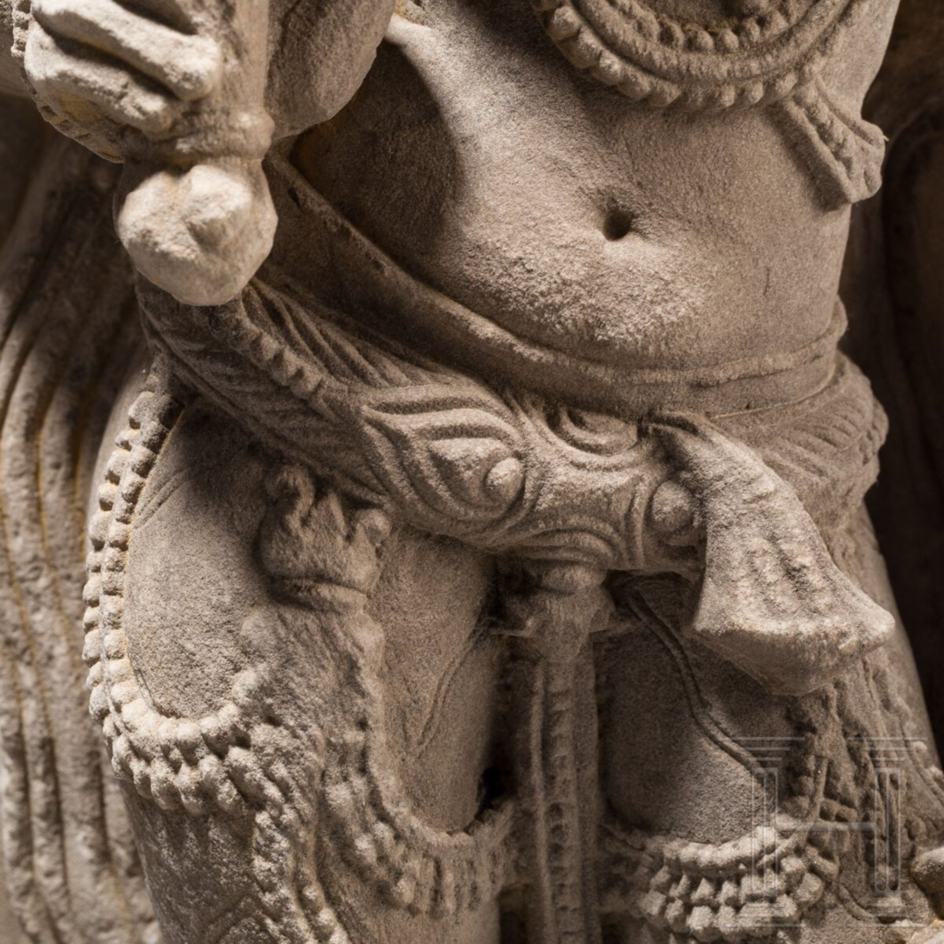 Sandsteinfigur einer weiblichen Gottheit (Dewi Sri?), Indien, wohl 18./19. Jhdt. - Bild 4 aus 4