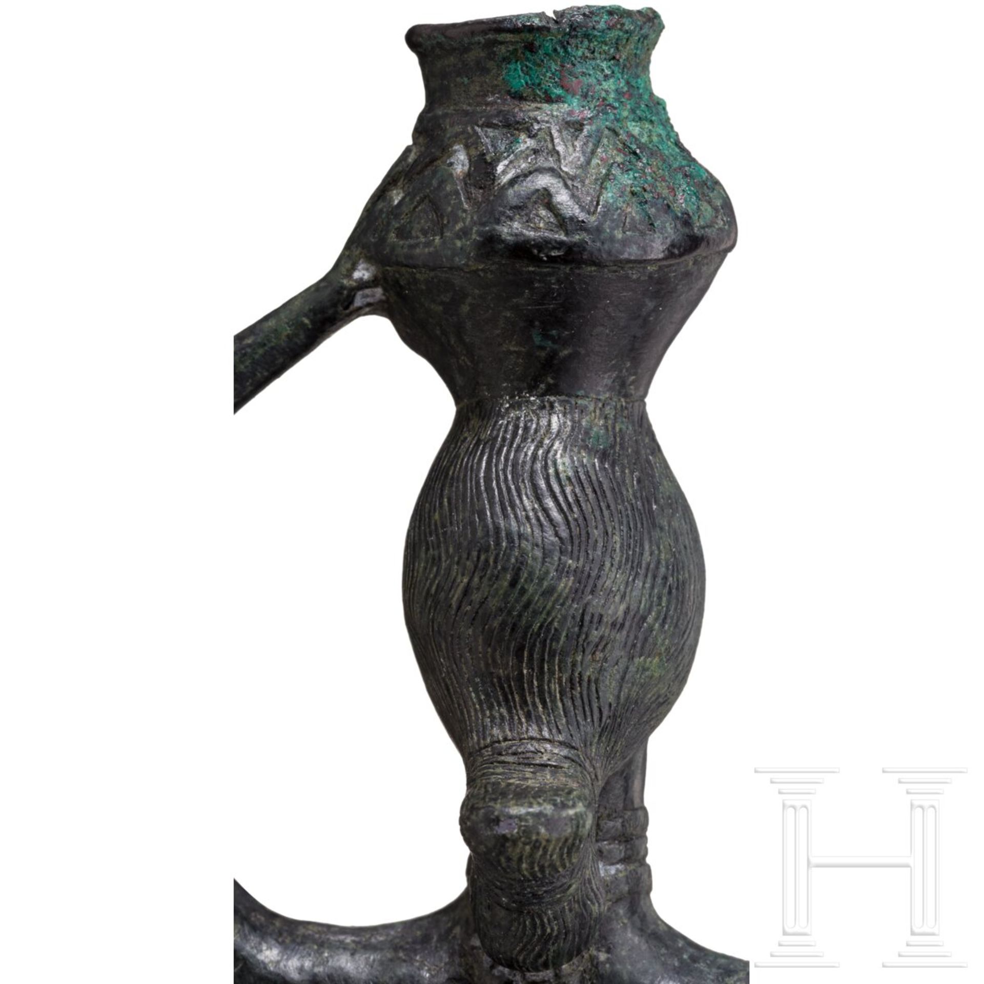 Bronzestatue einer Frau mit Gefäß auf dem Kopf, baktrisch, Ende 3. - Anfang 2. Jtsd. v. Chr. - Bild 5 aus 8
