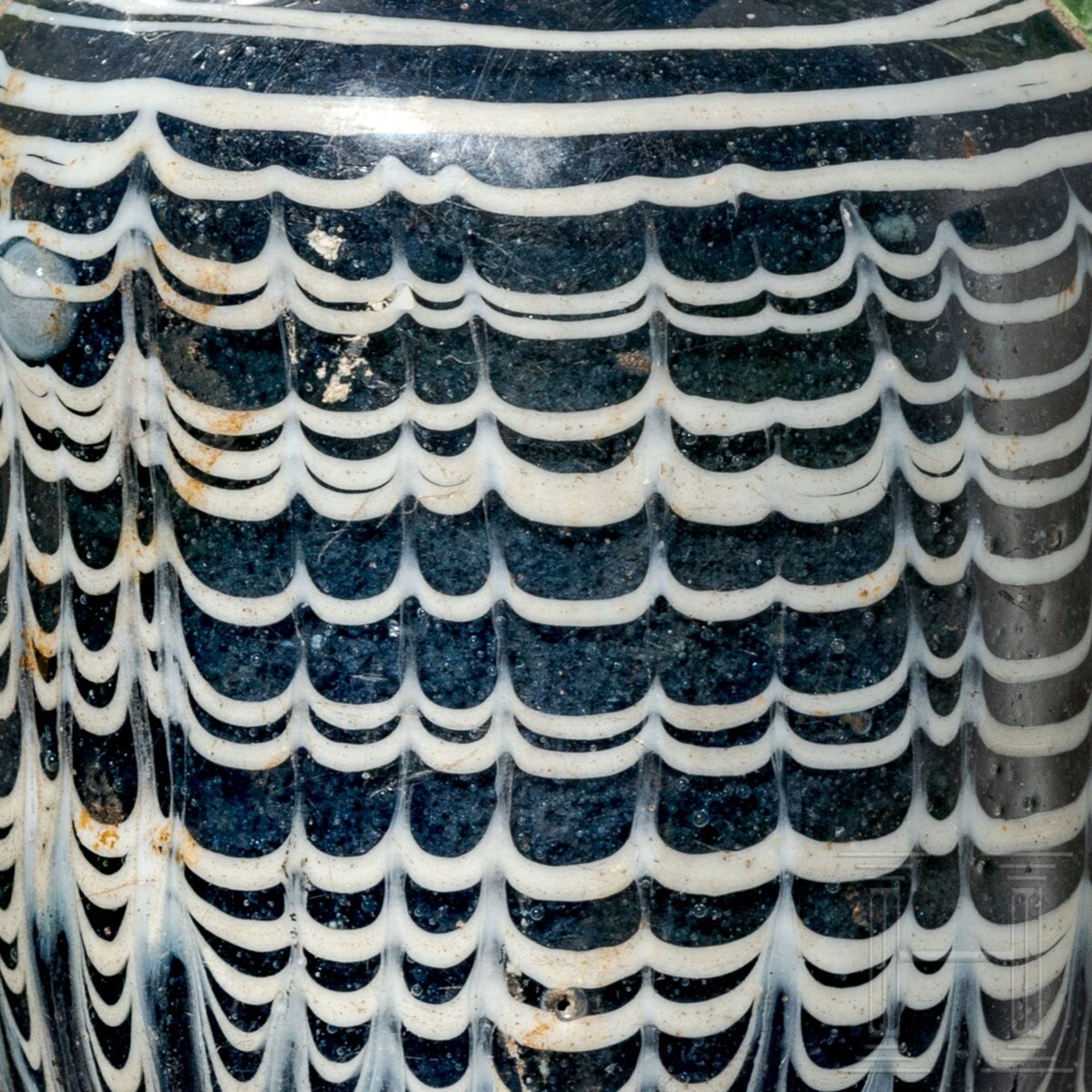 Polychromer Glas-Amphoriskos, hellenistisch, östlicher Mittelmeerraum, 2. - Mitte 1. Jhdt. v. Chr. - Bild 4 aus 5