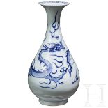 Birnenförmige blau-weiße Vase (Ping) mit Drache, China, wohl Yuan-Dynastie