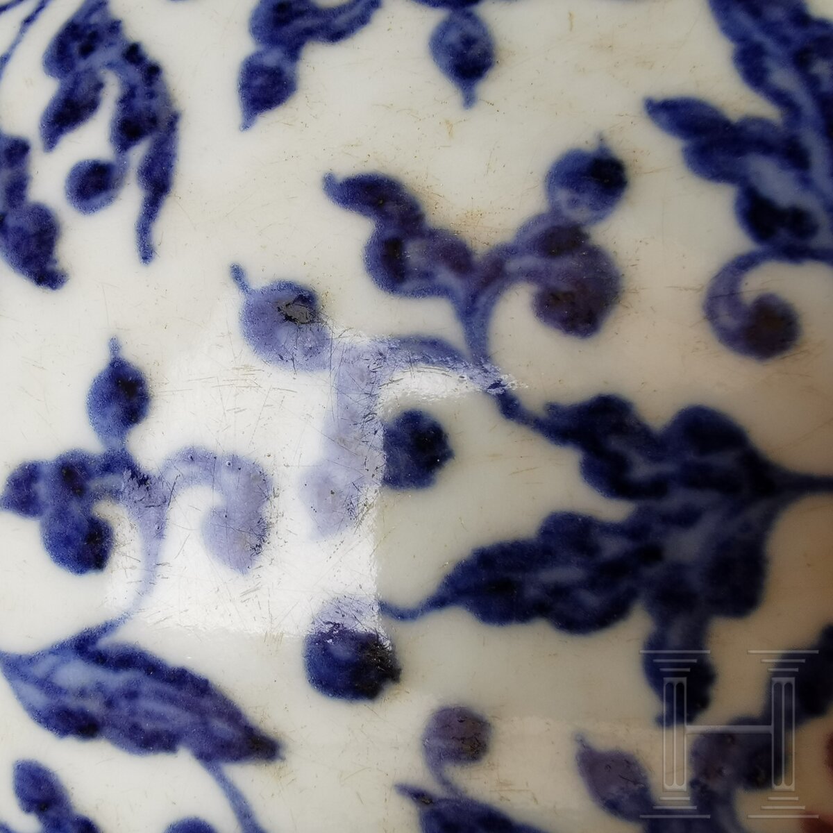 Große blau-weiße Vase mit kupferroten Lotusblüten, China, wohl Qianglong-Periode - Image 11 of 16