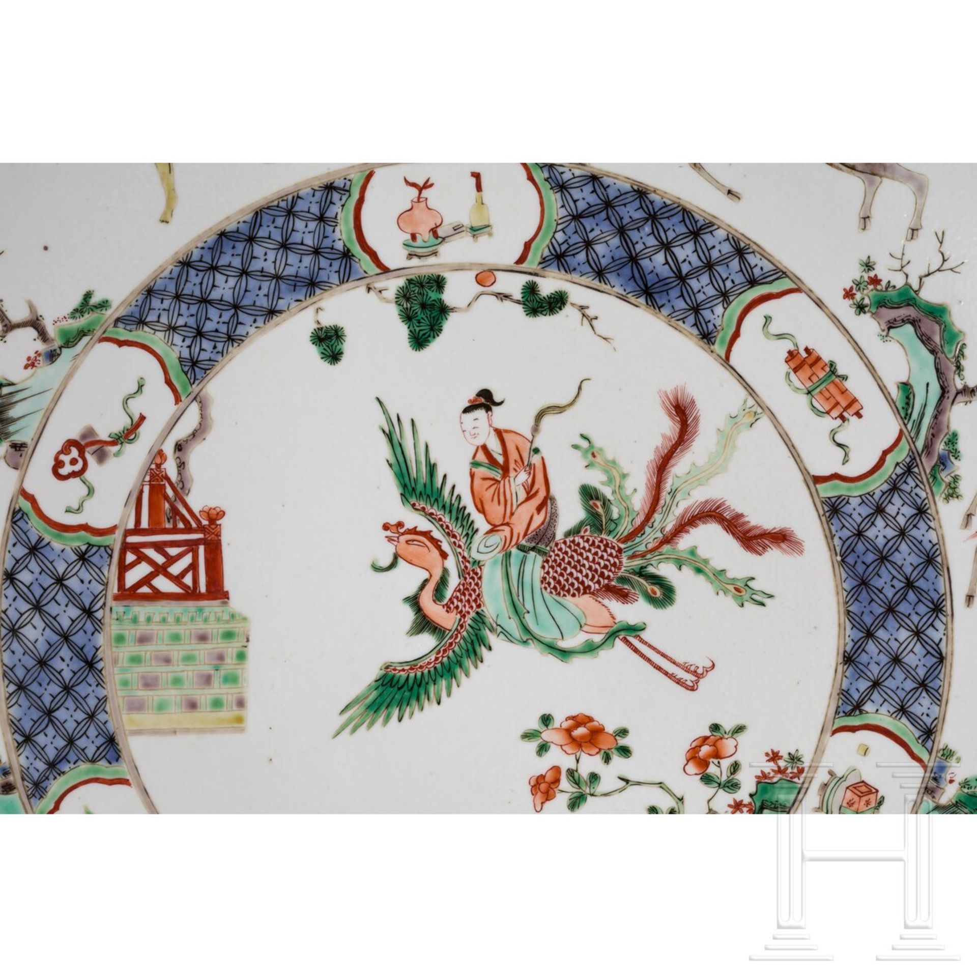 Zwei große Famille-verte-Teller mit figürlichem Dekor, China, wohl Kangxi-Periode (18. Jhdt.) - Image 8 of 41