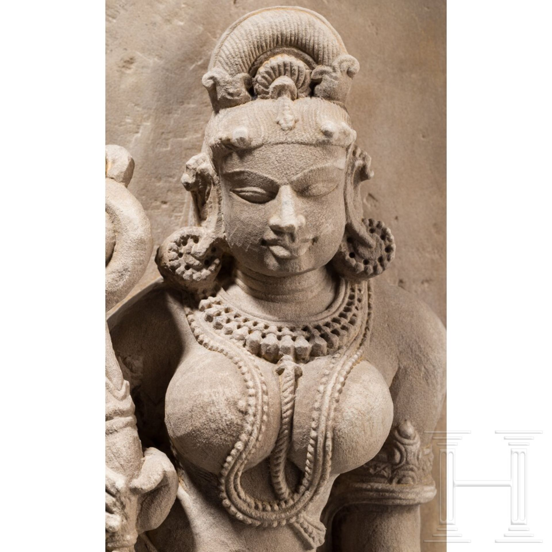 Sandsteinfigur einer weiblichen Gottheit (Dewi Sri?), Indien, wohl 18./19. Jhdt. - Image 3 of 4