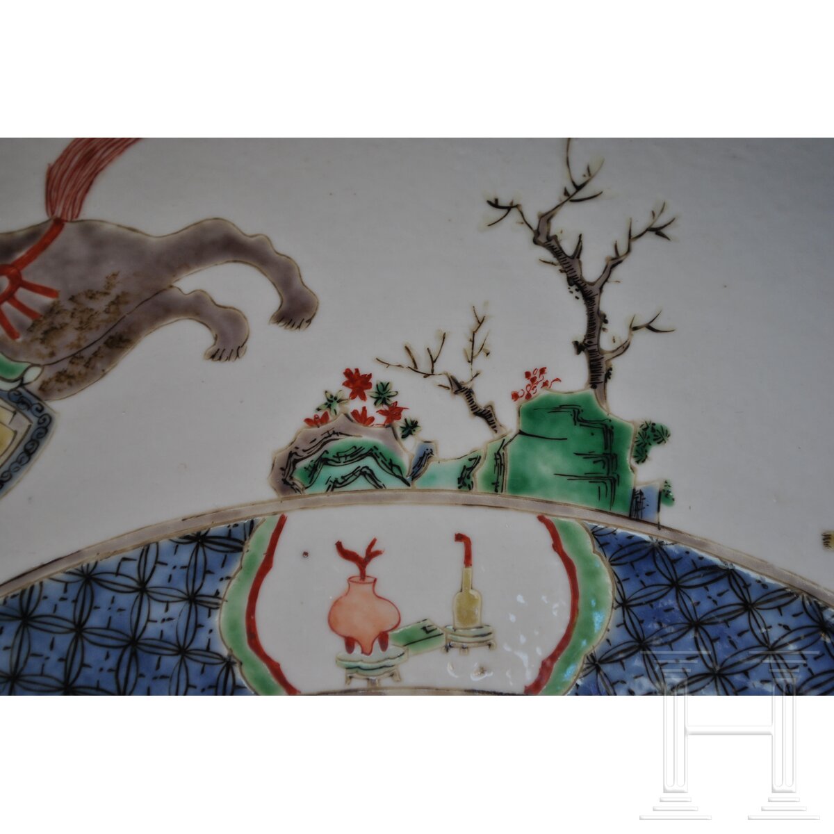 Zwei große Famille-verte-Teller mit figürlichem Dekor, China, wohl Kangxi-Periode (18. Jhdt.) - Image 15 of 41