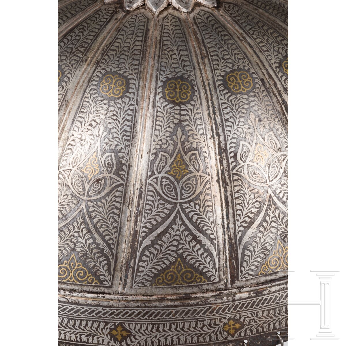 Silber- und goldtauschierter Helm und Schild, Nordindien (Lahore), 1. Hälfte 19. Jhdt. - Image 4 of 7