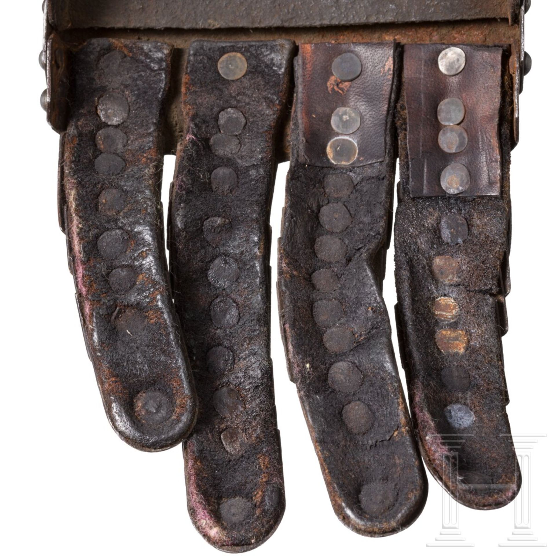 Ein Paar Panzerhandschuhe mit geätztem Dekor, Frankreich oder Italien, um 1600 - Bild 5 aus 5