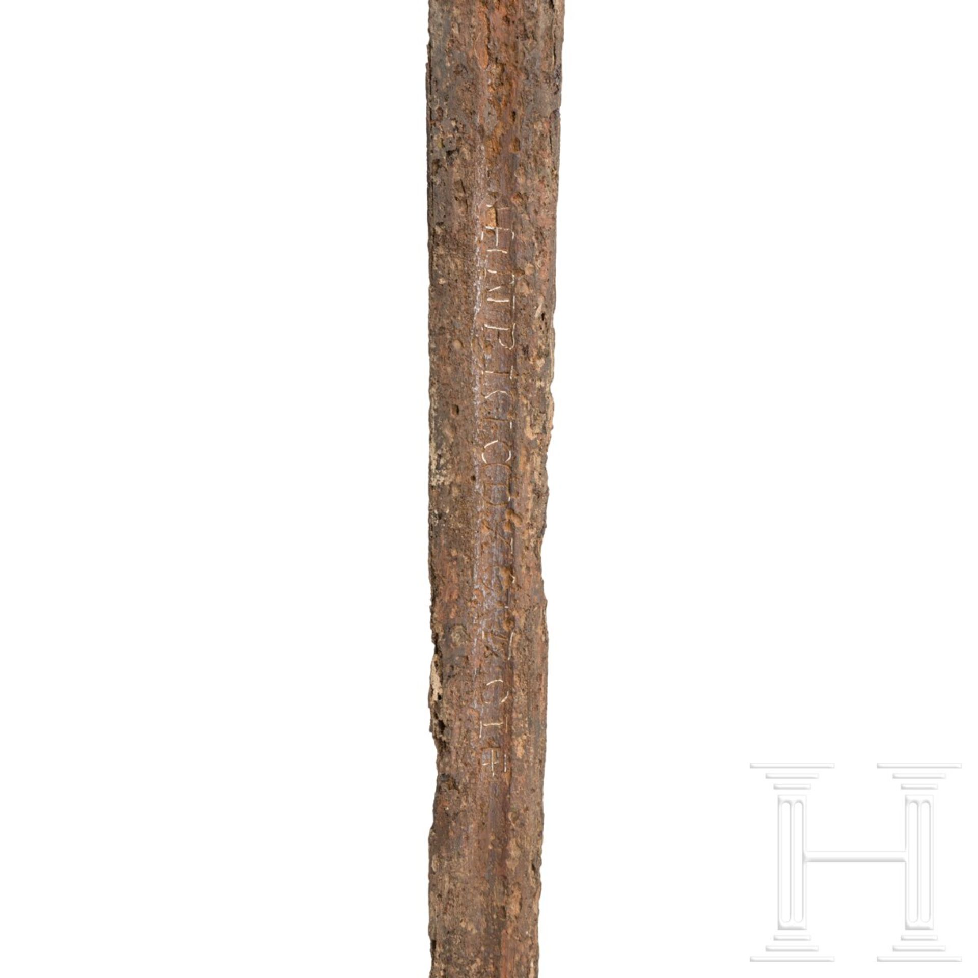 Ritterliches Scheibenknaufschwert mit eingelegter Klingeninschrift, deutsch, Mitte 14. Jhdt. - Bild 6 aus 9