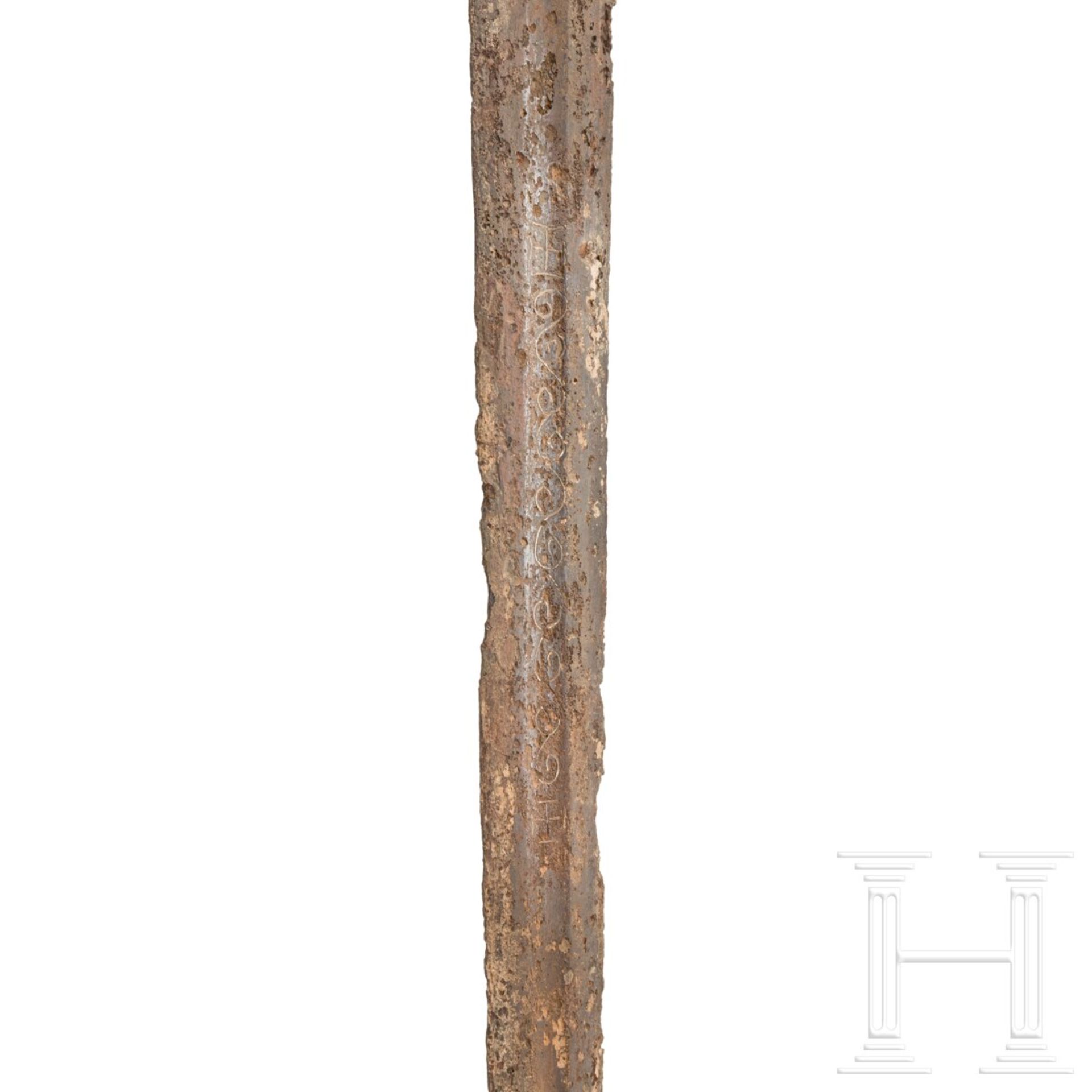Ritterliches Scheibenknaufschwert mit eingelegter Klingeninschrift, deutsch, Mitte 14. Jhdt. - Bild 5 aus 9