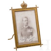 Kronprinz Wilhelm von Preußen - Widmungsporträt im Geschenkrahmen, um 1905