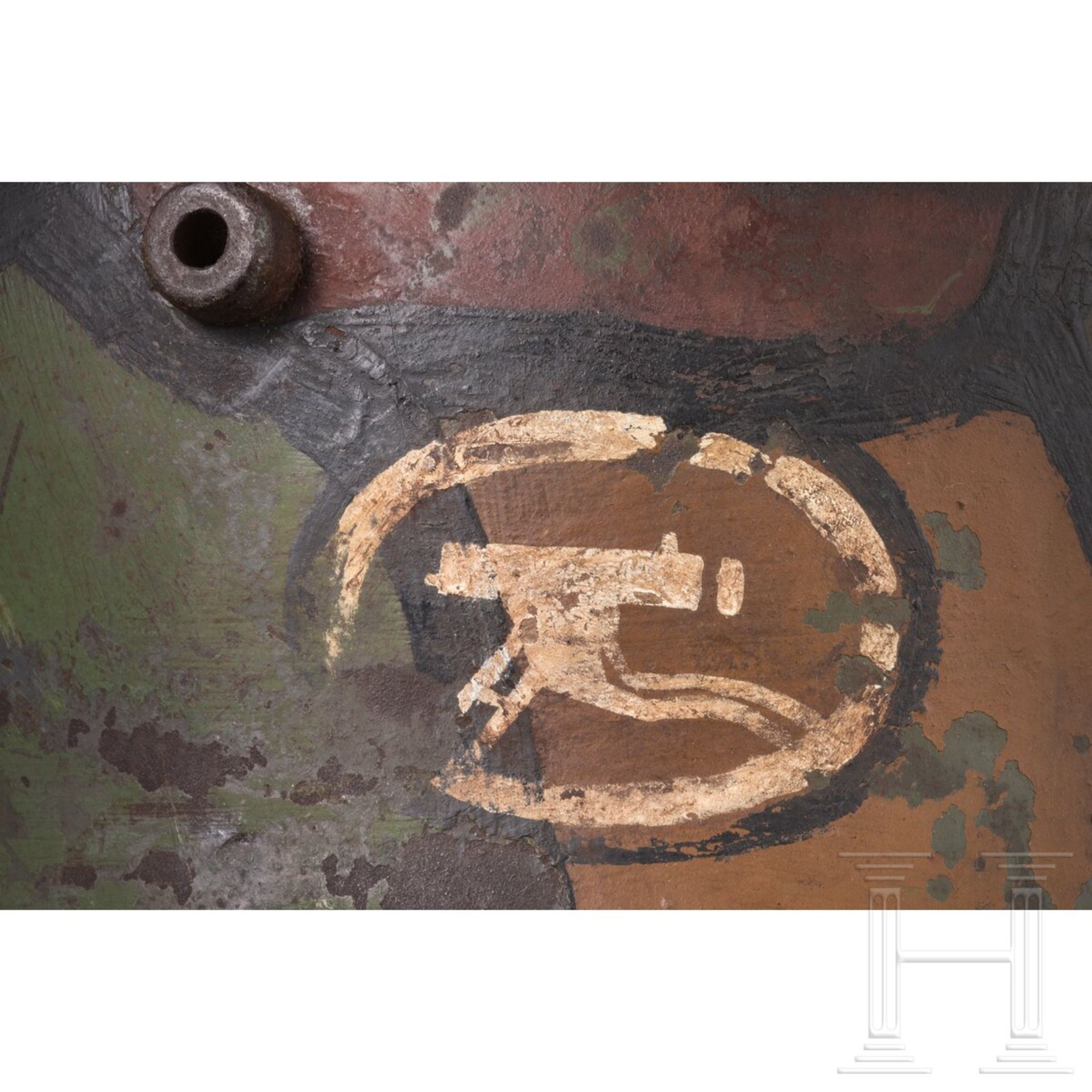Stahlhelm M 16 mit Tarnanstrich und MG-Abzeichen - Bild 6 aus 6