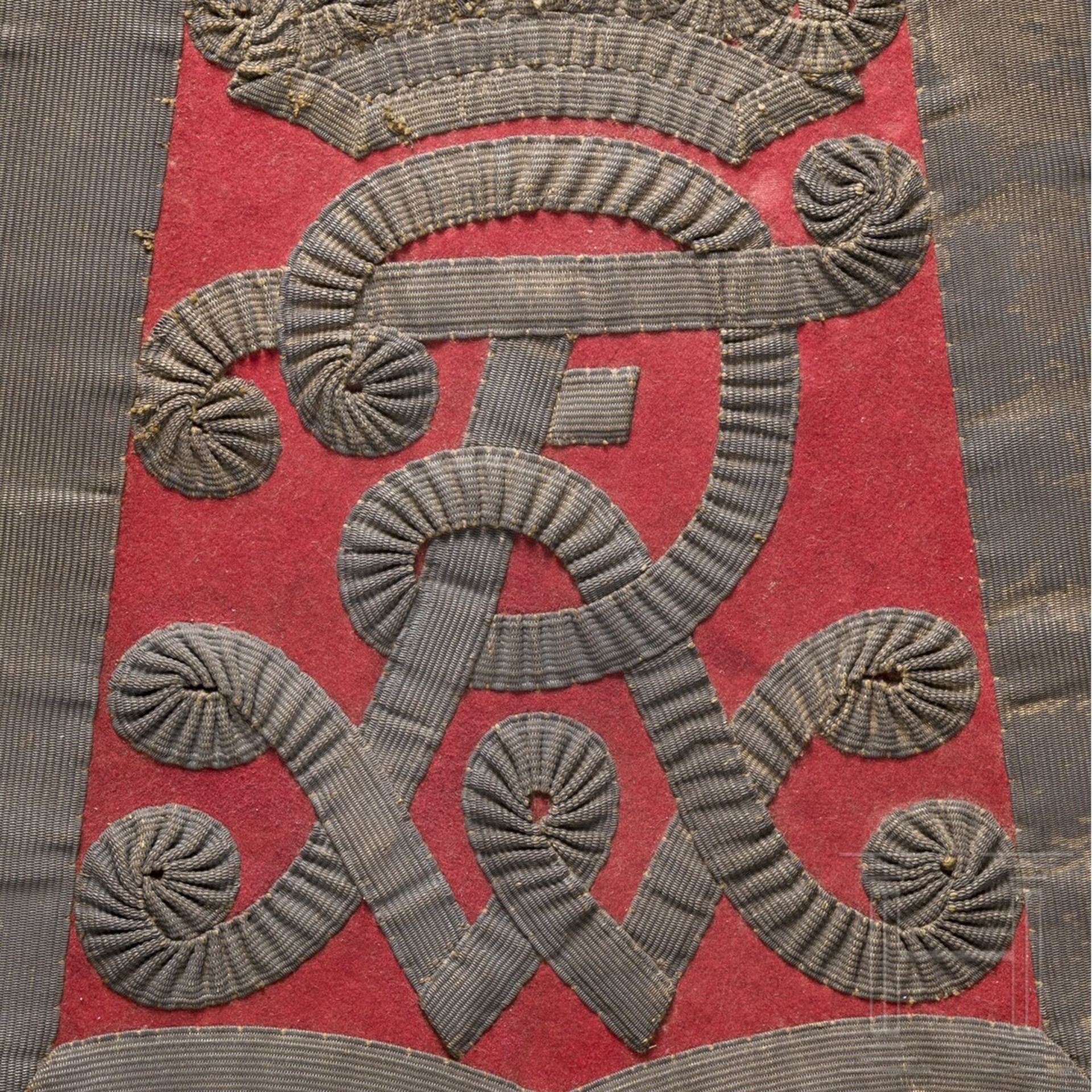Säbeltasche für Offiziere des Leib-Garde-Husaren-Regiments oder der Husaren-Regimenter 6 und 7, um 1 - Bild 3 aus 3