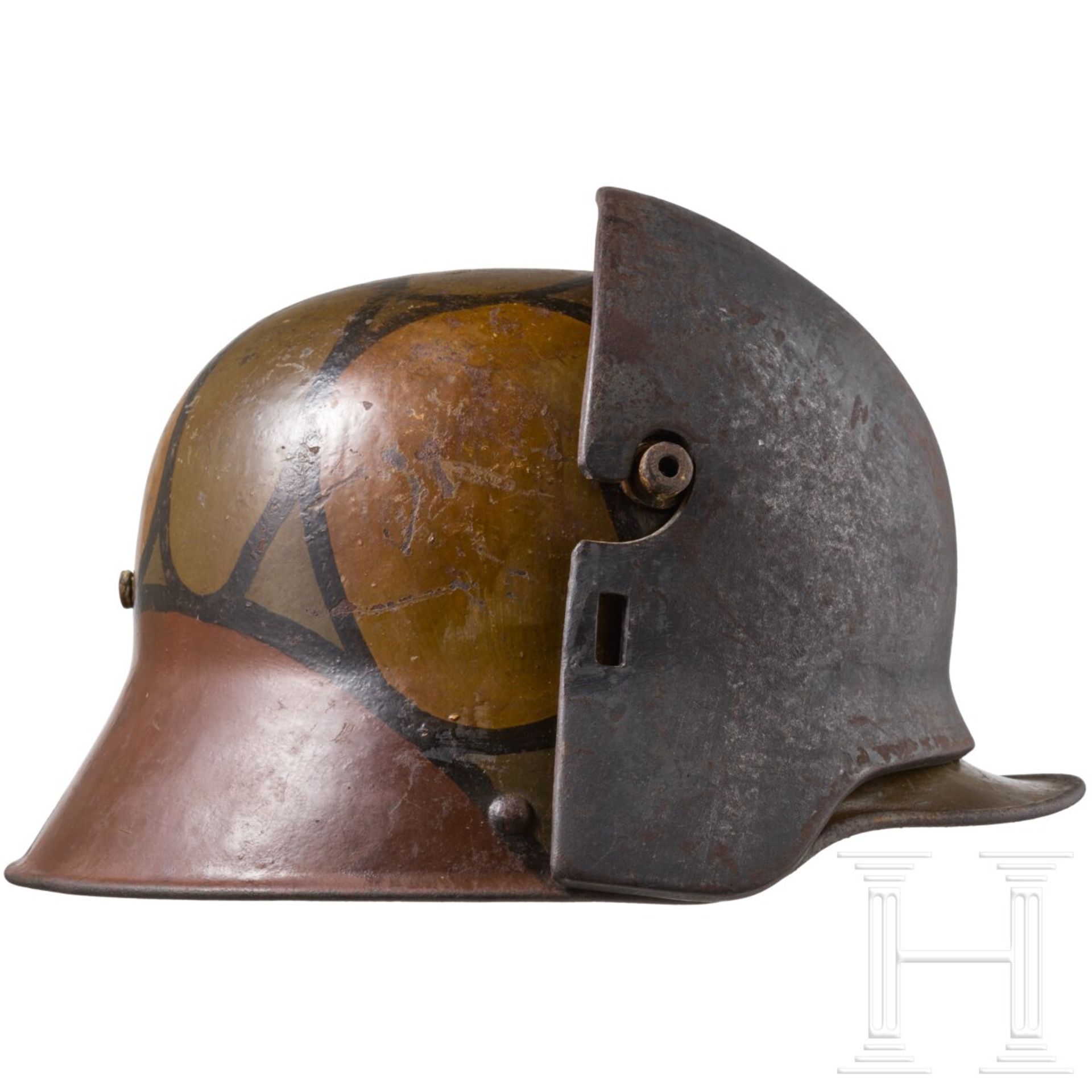 Stahlhelm M16 mit Tarnanstrich und Stirnschutzplatte - Bild 3 aus 9