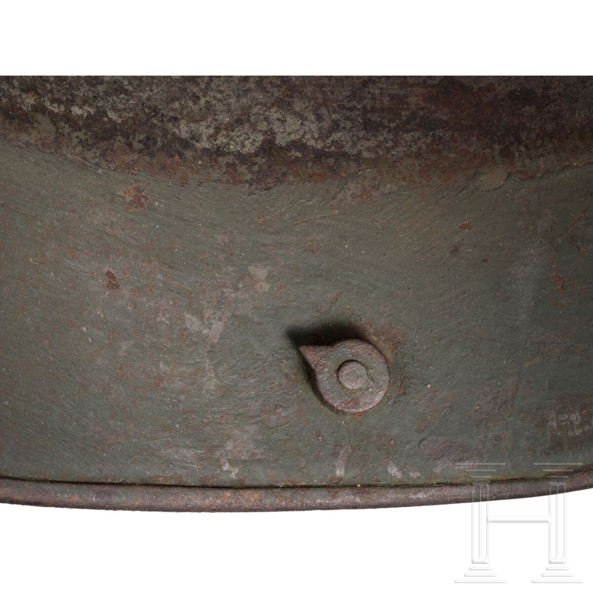 Stahlhelm M16 mit Tarnanstrich und Stirnschutzplatte - Bild 8 aus 9