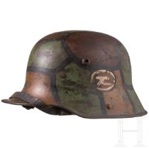 Stahlhelm M 16 mit Tarnanstrich und MG-Abzeichen