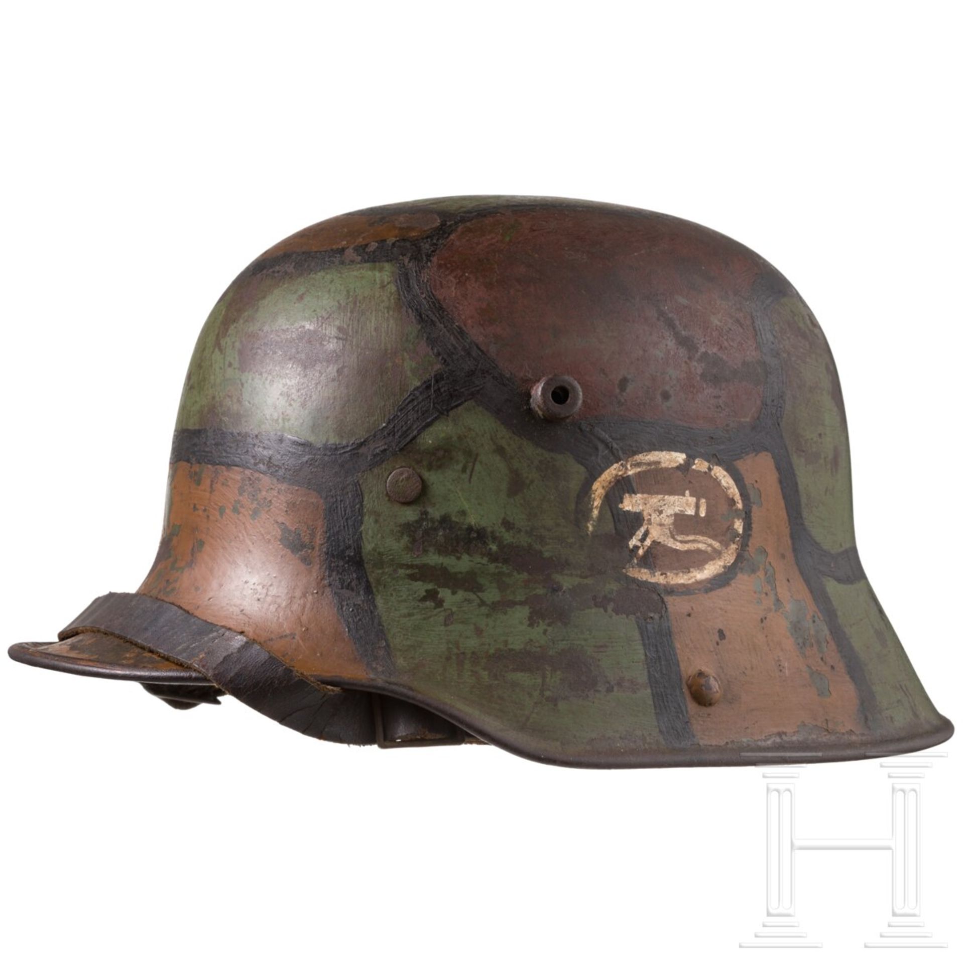 Stahlhelm M 16 mit Tarnanstrich und MG-Abzeichen