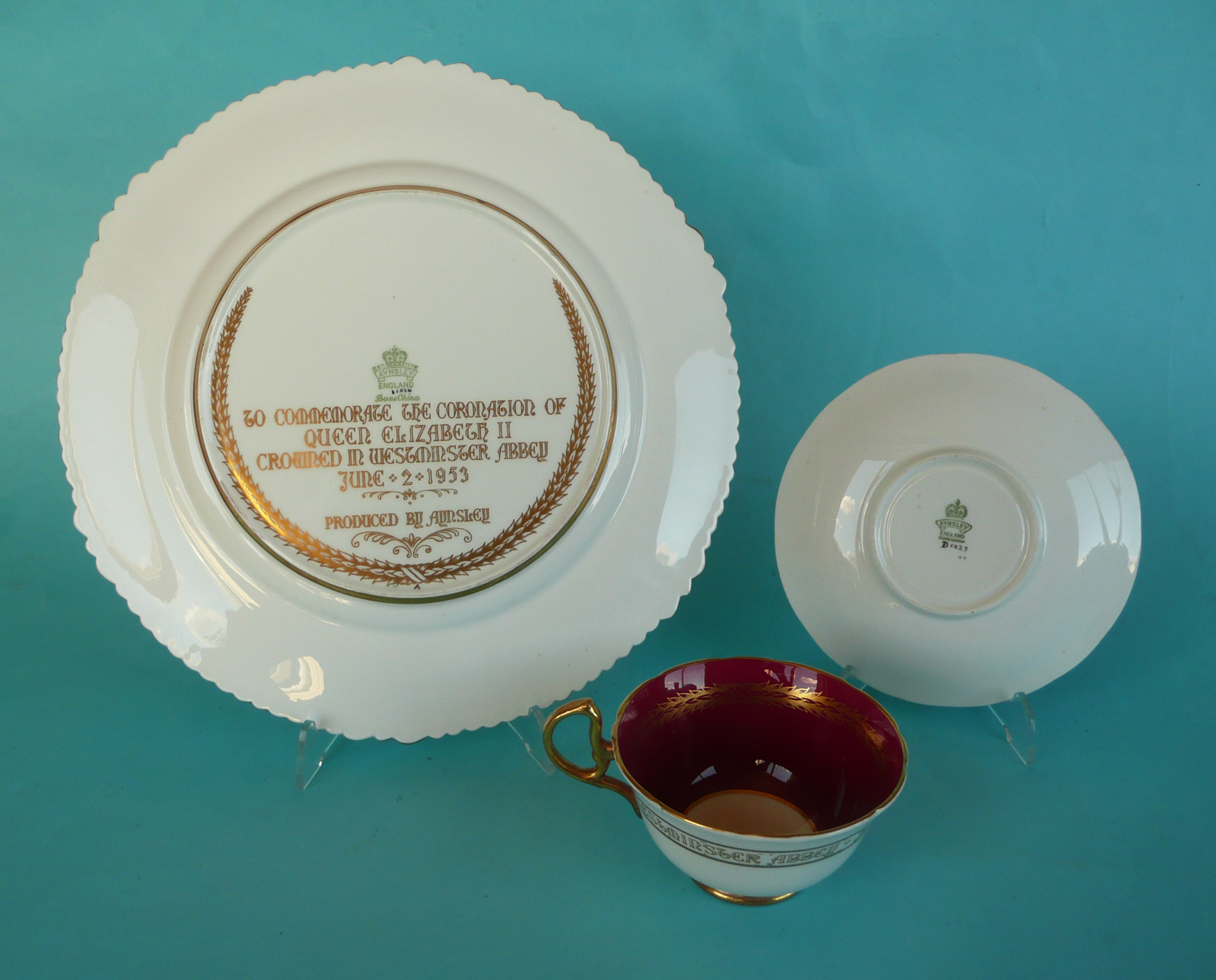 1953 Coronation: an Aynsley plate withy profuse gilt decoration and a maroon ground Aynsley cup - Bild 2 aus 2