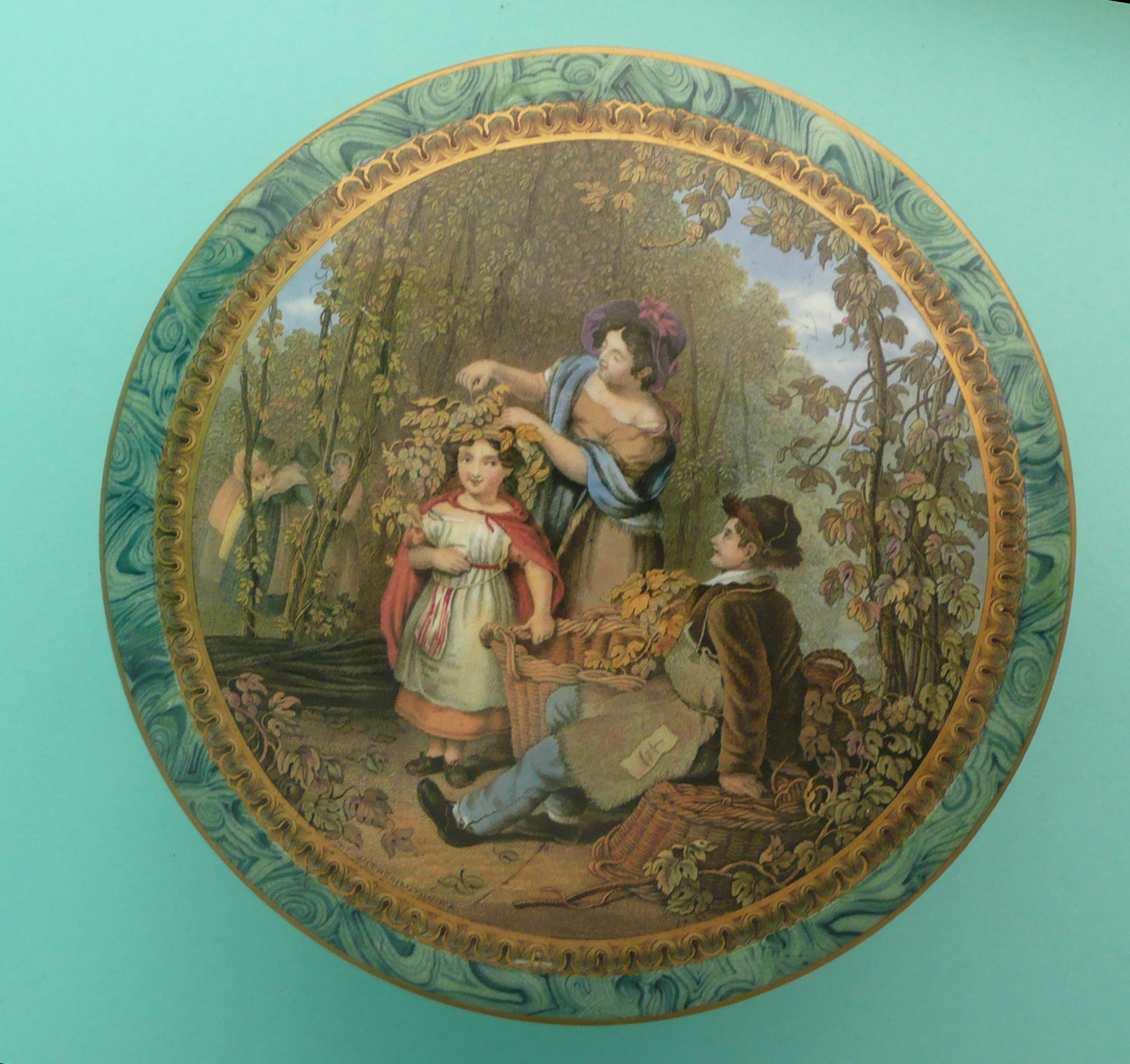 The Hop Queen (414) extra large with malachite border and flange, gilt decoration, complete with - Bild 2 aus 4