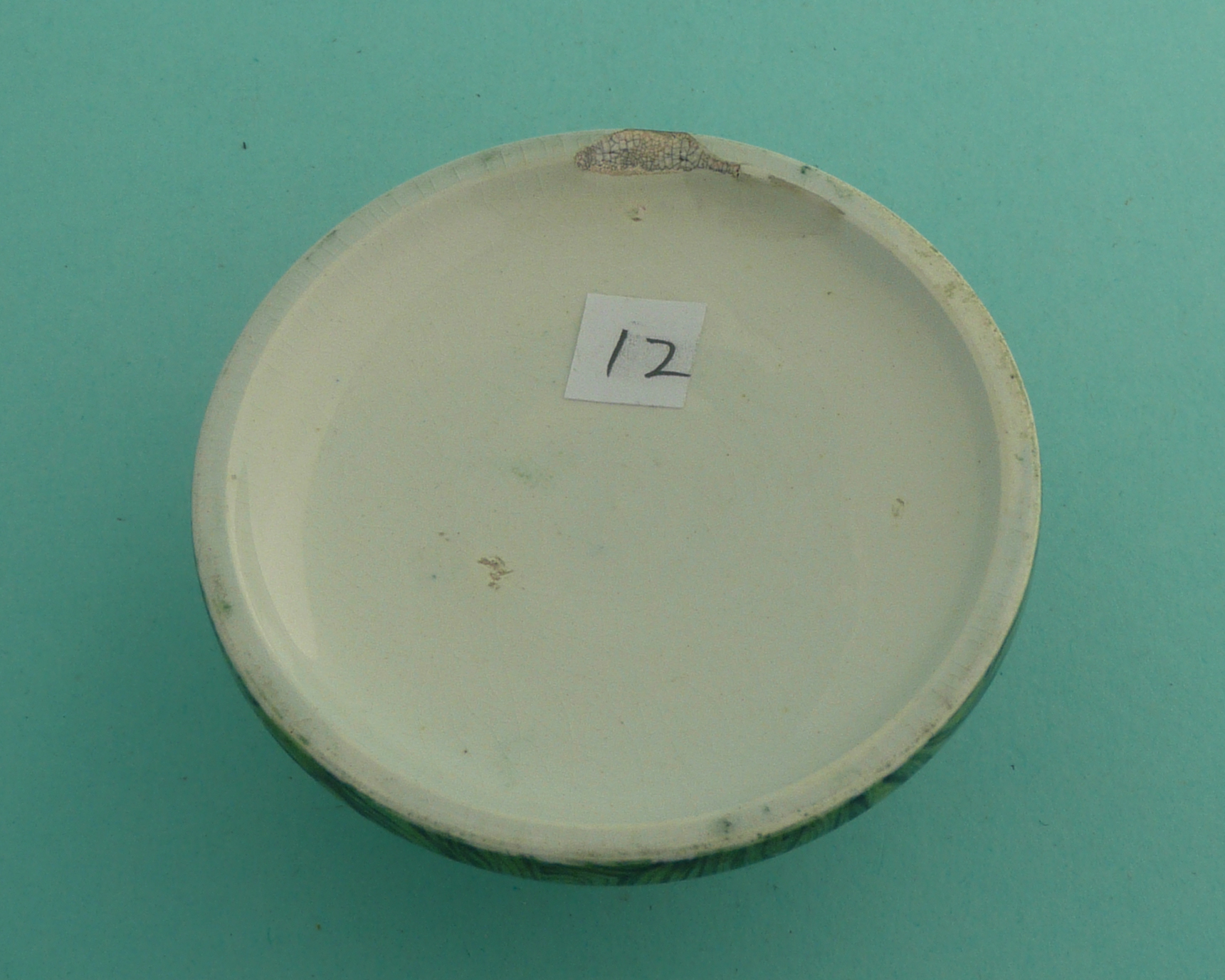 A malachite ground lid for a tobacco jar, slightly domed with a capstan type knop. 85mm diameter. - Image 3 of 3