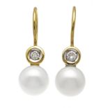 Akoya diamond pendant GG 585/000 with 2 creamy white Akoya pearls 7 mm and 2 brilliant-cut diamonds,