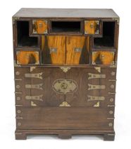 Asiatischer Schrank, 20. Jh., Hartho