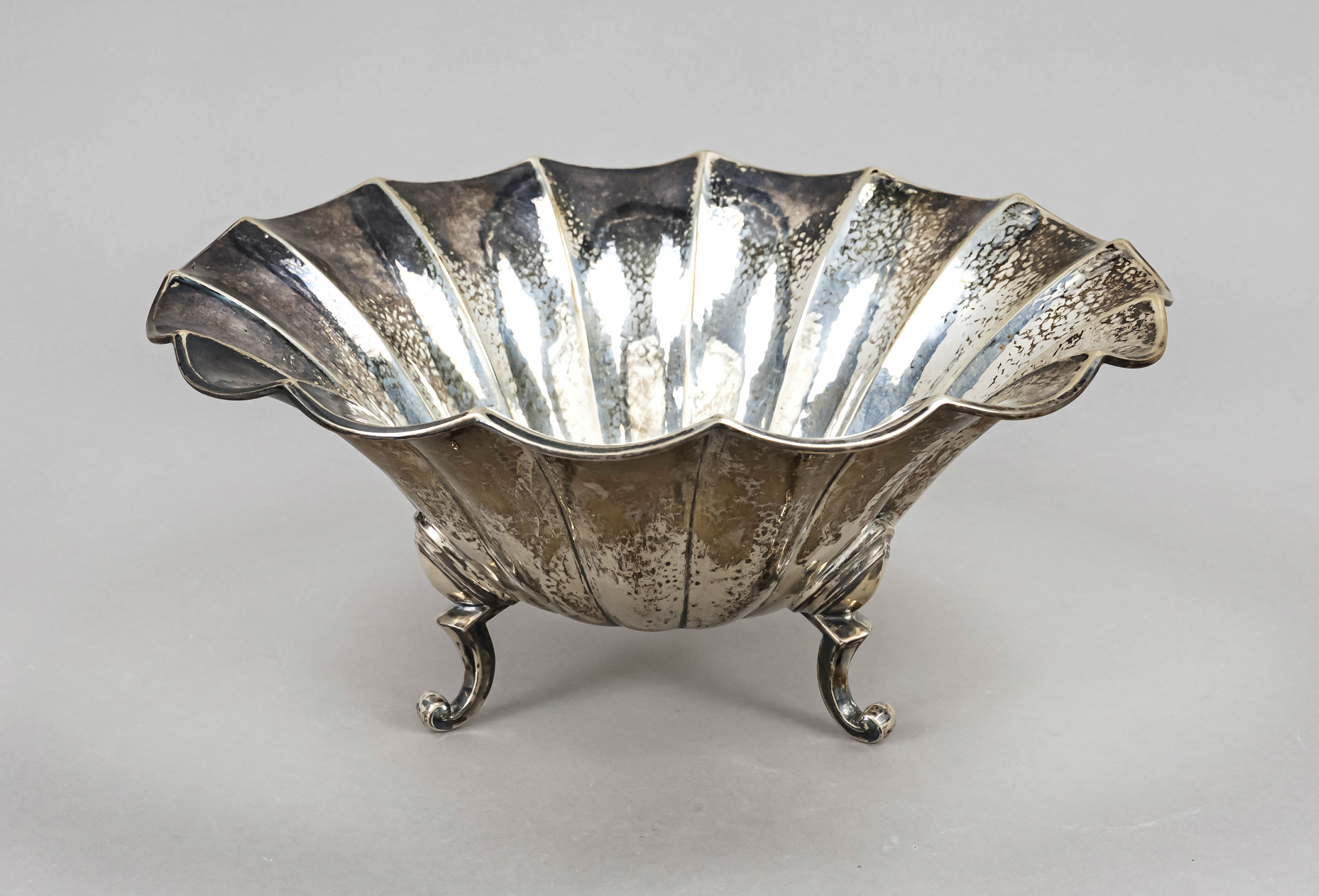 A round Art Deco bowl, c. 1930, maker's mark Gebr. Kühn, Schwäbisch Gmünd, jeweler's mark B. Knauer,