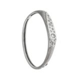 A brilliant-cut diamond hinged bangle, WG 750/000, unmarked, tested, matted, with 27 brilliant-cut