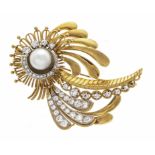 Floral pearl and diamond brooch GG 750/000 with a cream-white cultured pearl 9.6 mm, 30 brilliant-