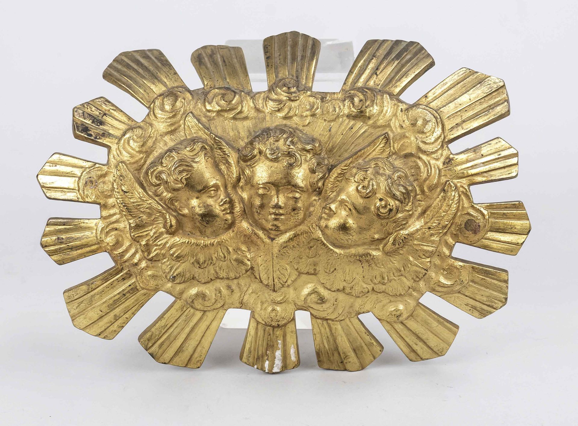 Decorative mount/application, late 19th century, brass with residual gilding. 3 cherubs in woolen