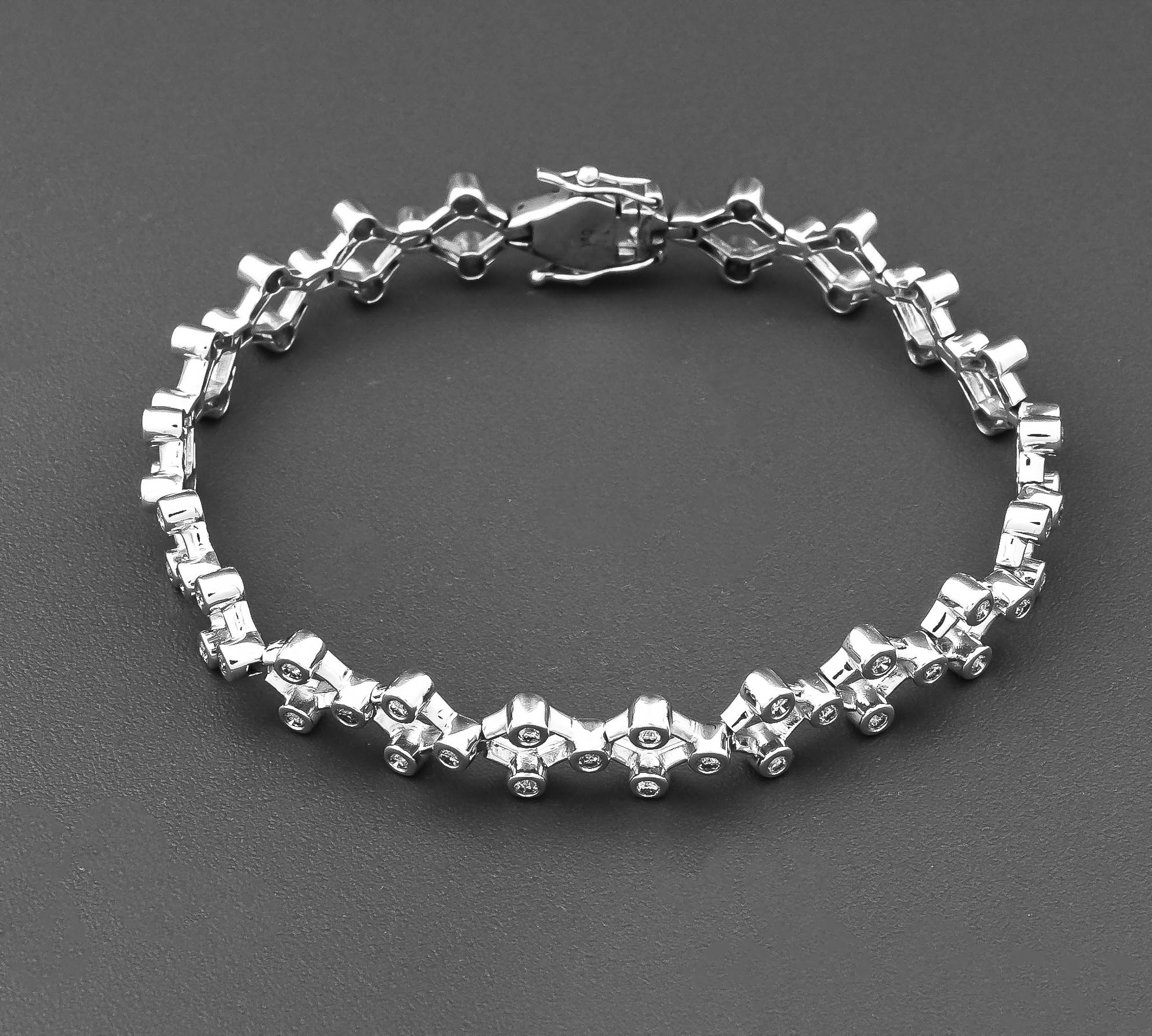 Brilliant bracelet WG 750/000 with brilliant-cut diamonds, total 1.0 ct l.tintedW/SI, box clasp with