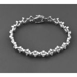 Brilliant bracelet WG 750/000 with brilliant-cut diamonds, total 1.0 ct l.tintedW/SI, box clasp with