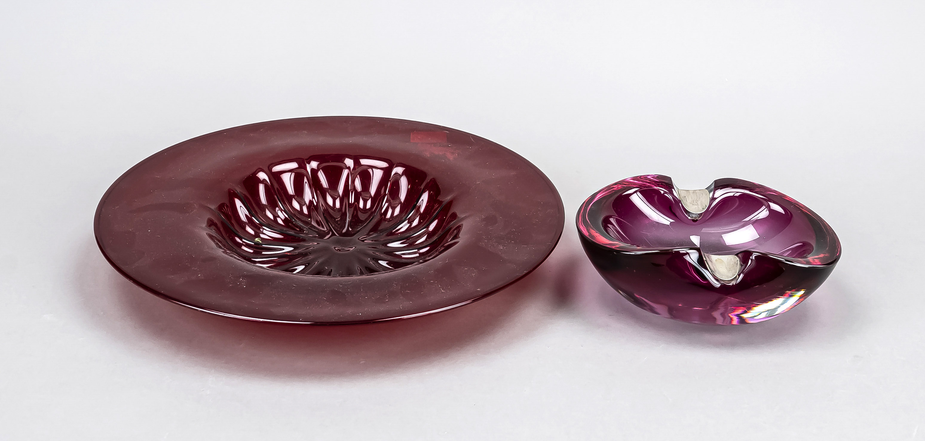 Round bowl, Italy, 20th century, Murano, designed by Vittorio Zecchin for Venini, flat shape, wide