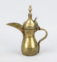 Jug, oriental, 19th century, brass. Recessed wall, loop handle, spout, hinged lid. Hallmarked
