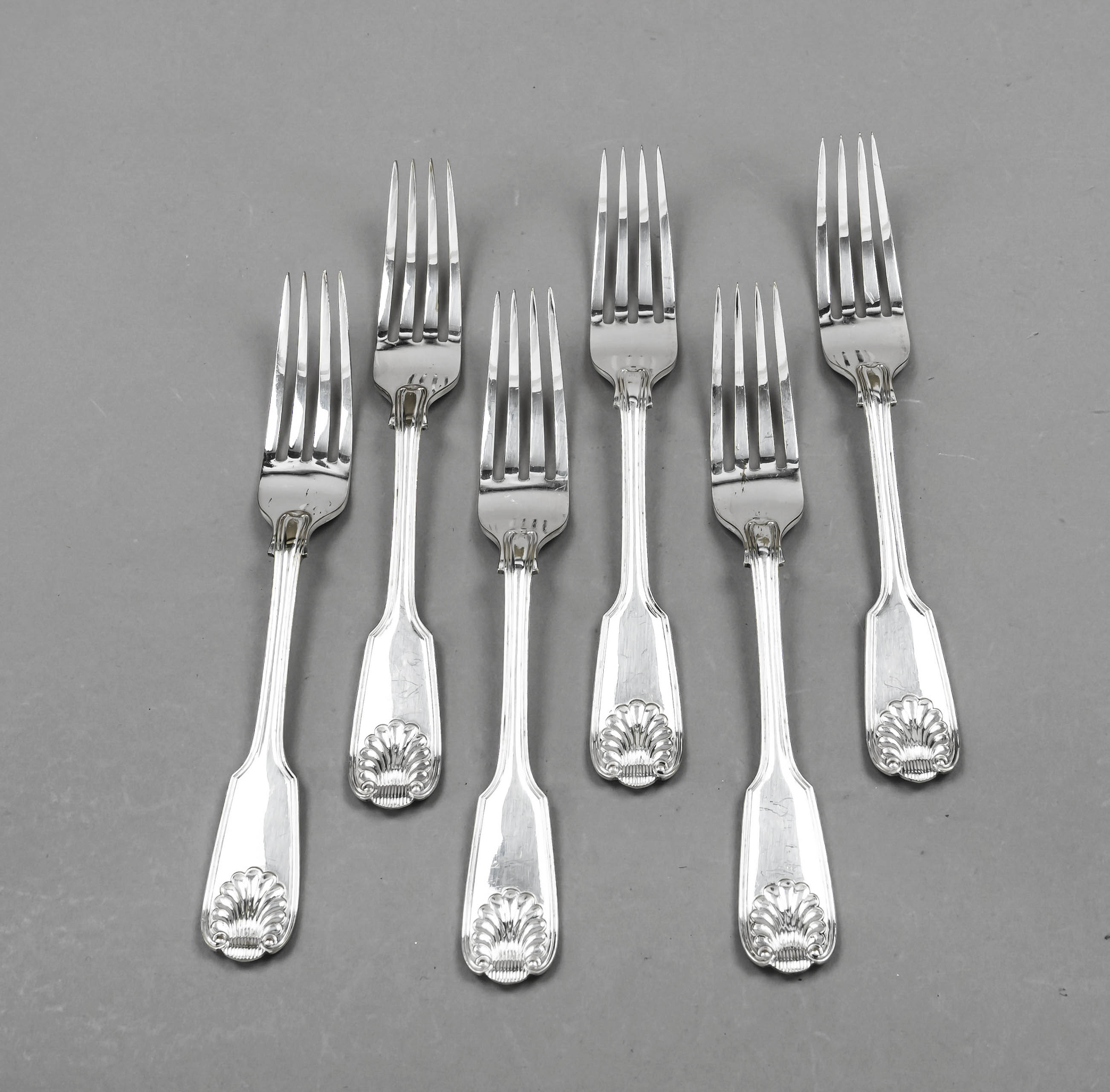 Six forks, 20th century, plated, spade shape with shell decoration, l. 21 cm