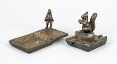 2 figural ashtrays, 20th century, copper/copper alloy. 1 x square with squirrel, h. 6 cm, 1 x