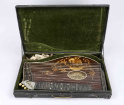 Zither in a case, marked ''Saiten- & Instrumentenfabrik Joh. Kunzmann München (...)'' on a label