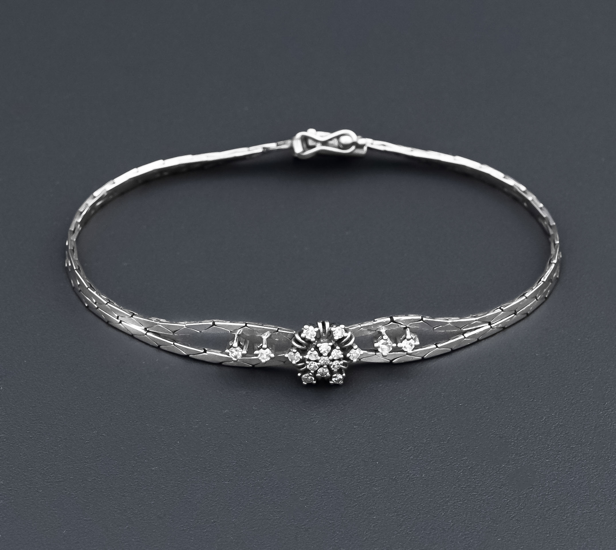 Diamond bracelet WG 585/000 with diamonds, 0.10 ct in total, box clasp with 2 SI-knots, l. 18.5 cm