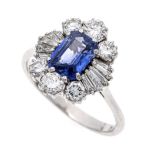Sapphire-brilliant ring WG 750/000 with an emerald-cut faceted sapphire, 1.56 ct in a luminous light