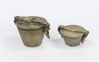 2 sets of weights, 19th century, brass/bronze. Both complete, up to h. 4.5 cm