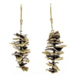 Ehinger Schwarz design earrings GG/WG 750/000 with snakeskin-look, movably mounted plates, l. 65 mm,