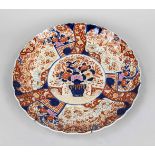 Large Imari plate in the shape of a chrysanthemum, Japan, 19th century, polychrome decoration