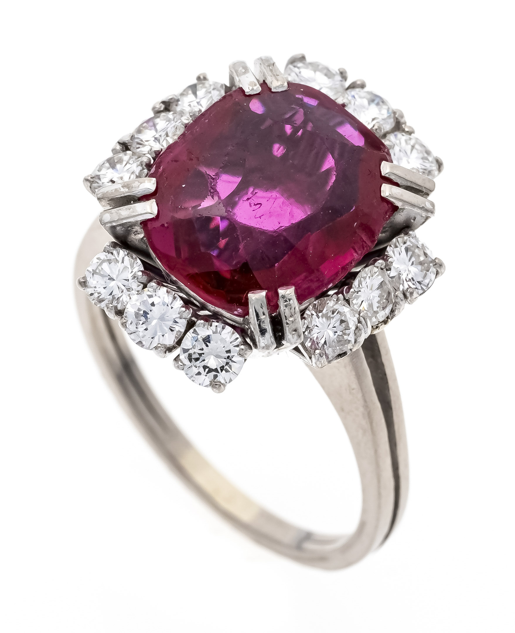 Ruby-brilliant ring WG 585/000 unmarked, tested, with a faceted synth. ruby 12 x 9 mm and