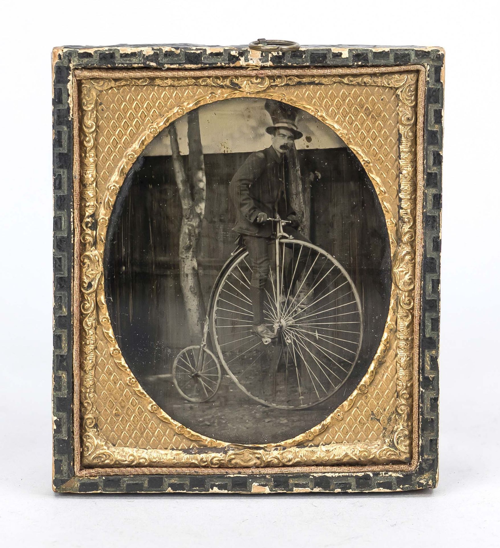 Daguerreotype, 2nd half 19th century Man on penny-farthing, leaning against a tree, oval framed,