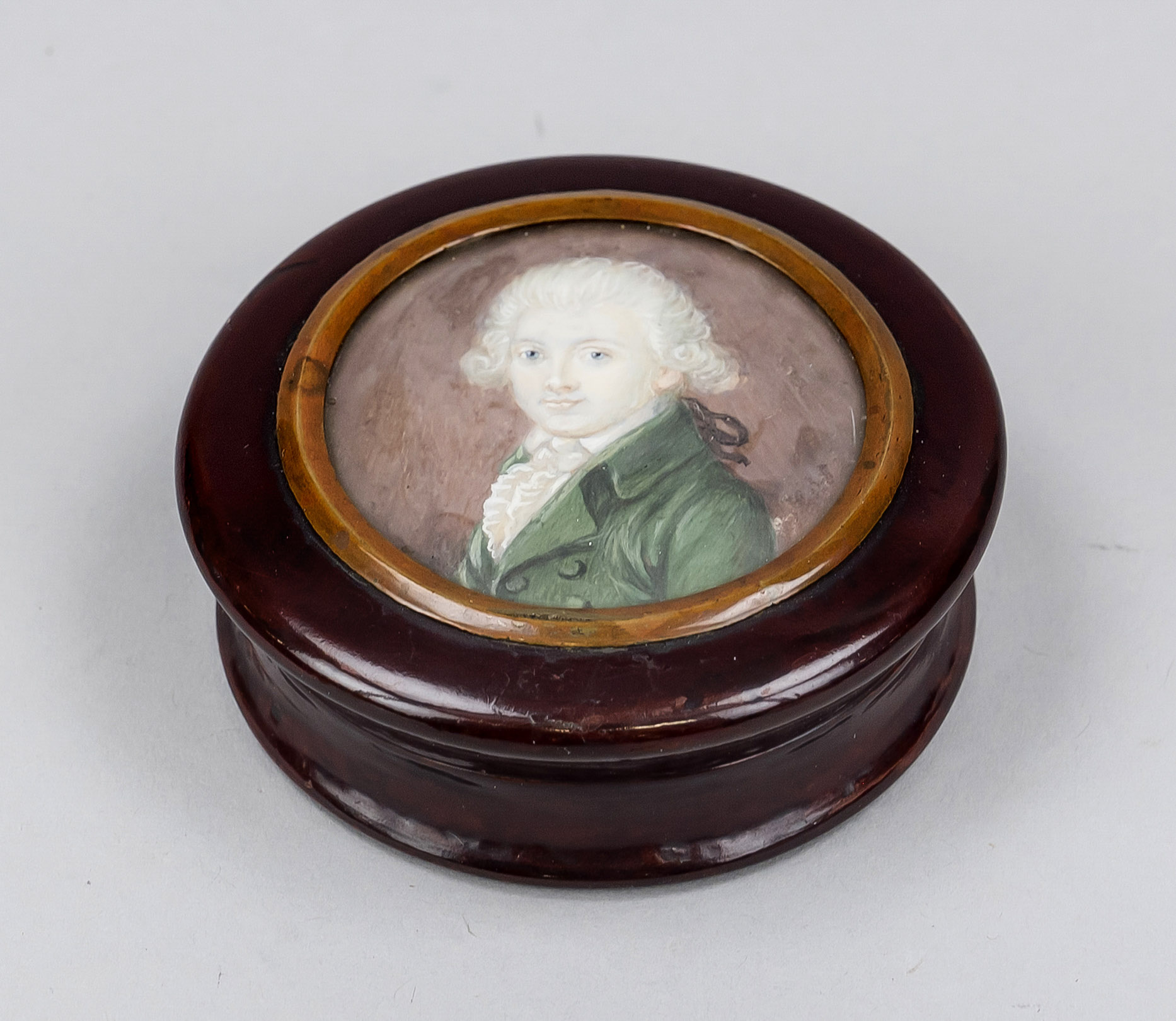 Lidded box with miniature, 18th/19th century Round body with indented wall of dark hardwood. Lid - Image 2 of 2